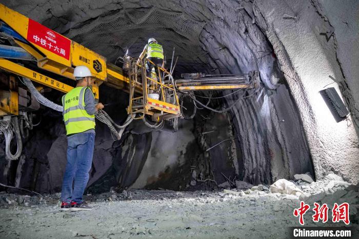 滇藏铁路重要进展：中国钢架支护压力最大铁路隧道平导贯通