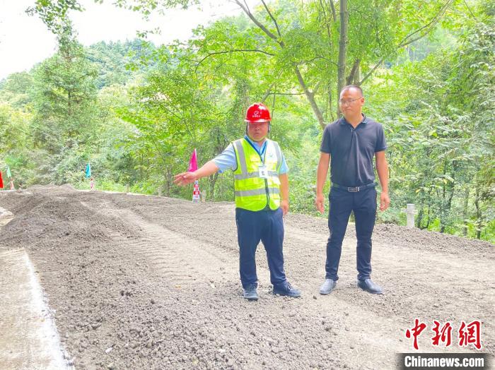 遵义市绥阳县某段乡村公路施工现场。　石小杰 摄