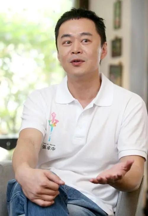 Selina前夫张承中与尹馨疑复合,女方连续到其家中过夜,互动亲密|张承中|Selina|尹馨_新浪新闻