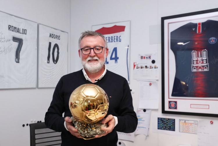 梅西还是C罗？法国足球主编：这好比让一个人选父亲还是母亲休闲区蓝鸢梦想 - Www.slyday.coM