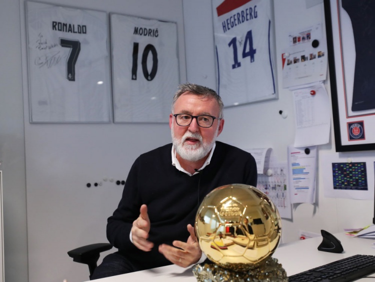 梅西还是C罗？法国足球主编：这好比让一个人选父亲还是母亲休闲区蓝鸢梦想 - Www.slyday.coM