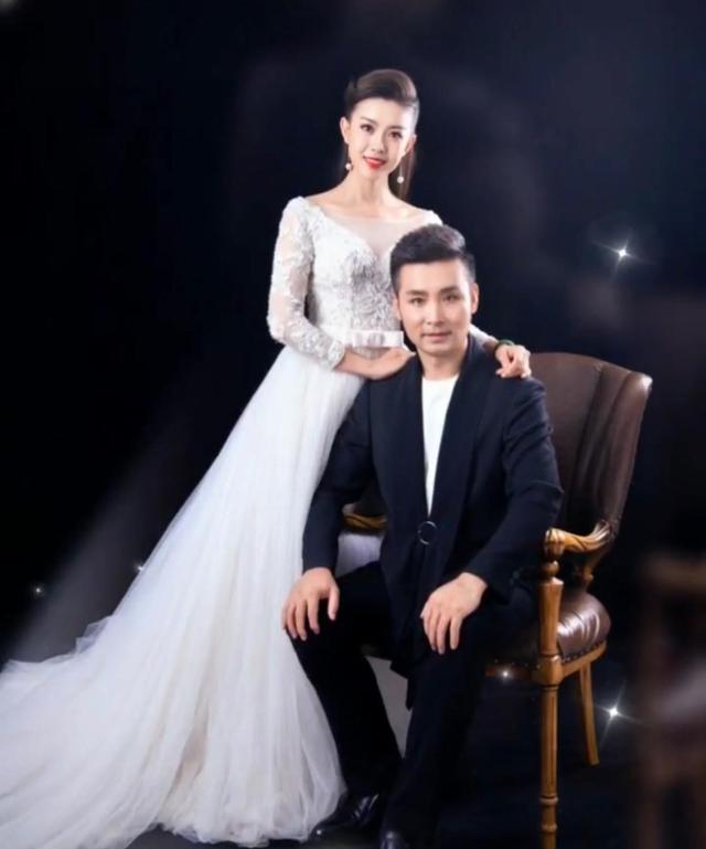 歌手刘和刚庆44岁生日带儿女去父母家尽孝身边不见小10岁妻子