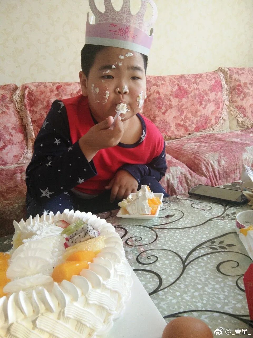 今年,曹桐睿已经13岁了,虽然体型上加宽加大了,但五官却没有发生多大