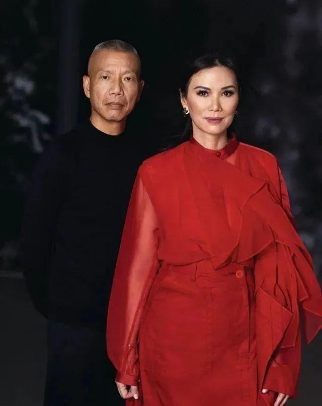 邓文迪又靠男人上位?与会玩火的男人拍时尚大片,浓妆艳抹好亮眼|邓文