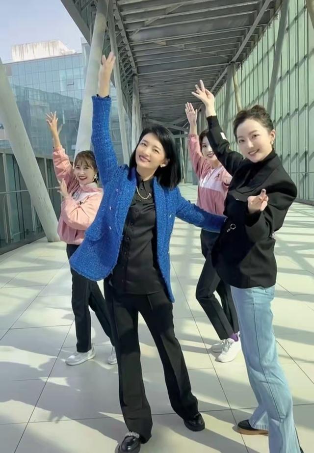 安徽台四位美女主持同框跳舞余声身材引争议马滢被赞不老女神