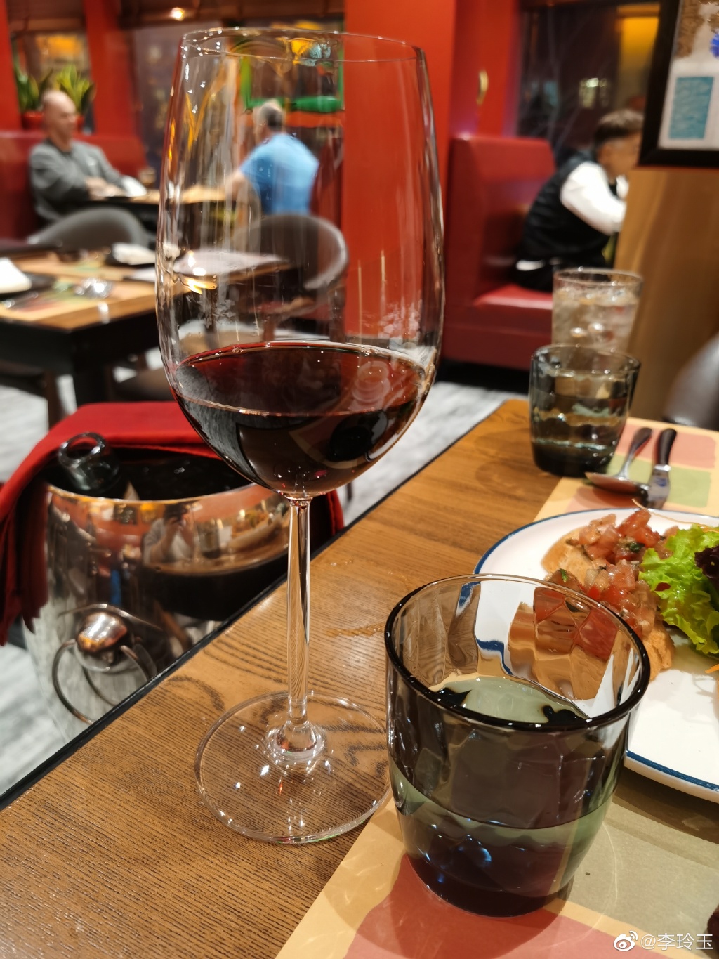 11月28日,李玲玉晒出自己外出吃饭的照片,并配文:"周日分享一下红酒和