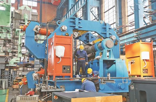 中国一重重型装备制造厂装配现场工人正在组装轧机部件。