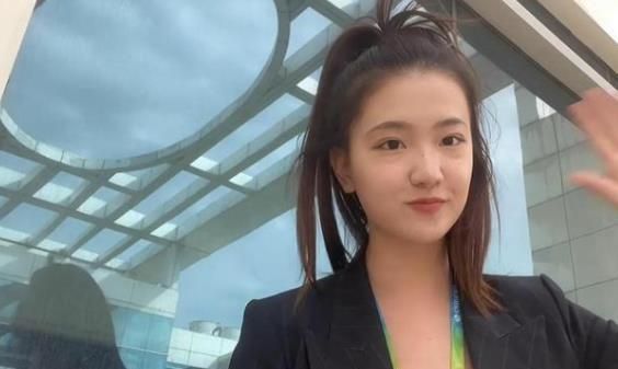 董明珠的所谓22岁美女接班人秘书,其实就是董明珠的带货替身休闲区蓝鸢梦想 - Www.slyday.coM