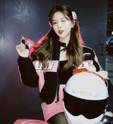 痞幼成模仿对象彭十六首次挑战嗨丝还骑在粉色摩托上