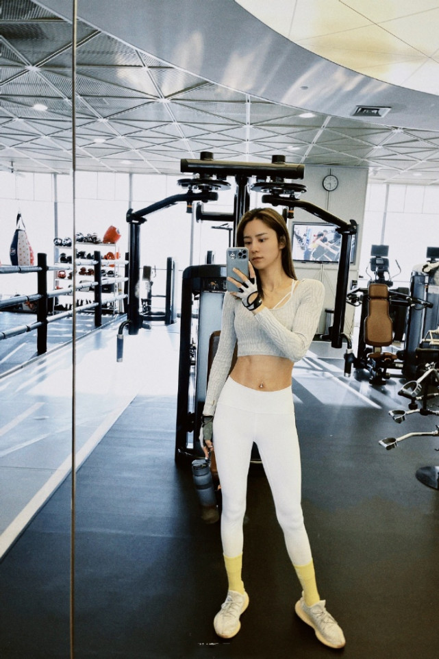 张馨月晒健身照秀马甲线与林峯一起做美食放闪豪宅厨房曝光