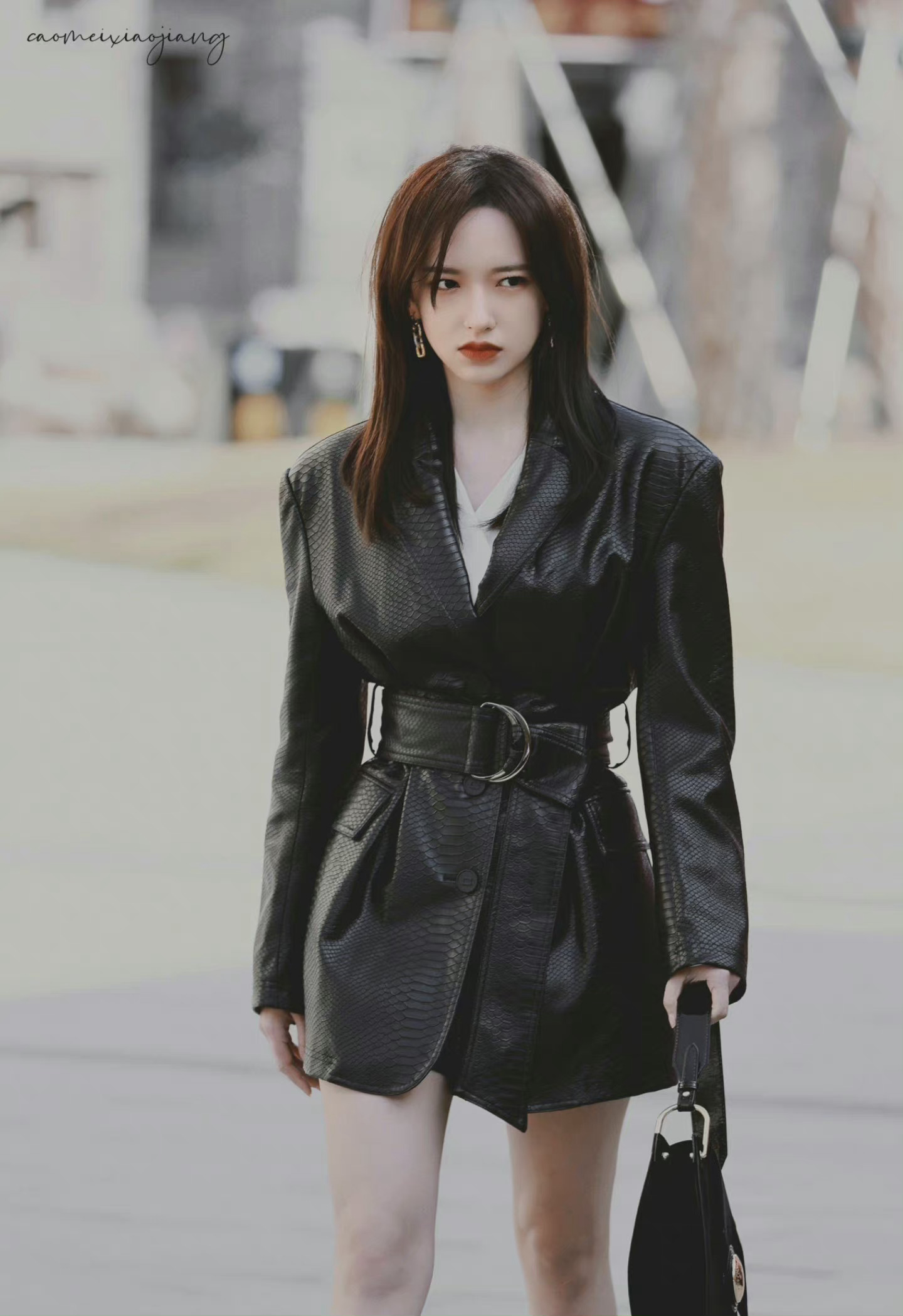 程潇良言写意饭拍路透图 黑色皮质西装裙又酷又飒,气场全开