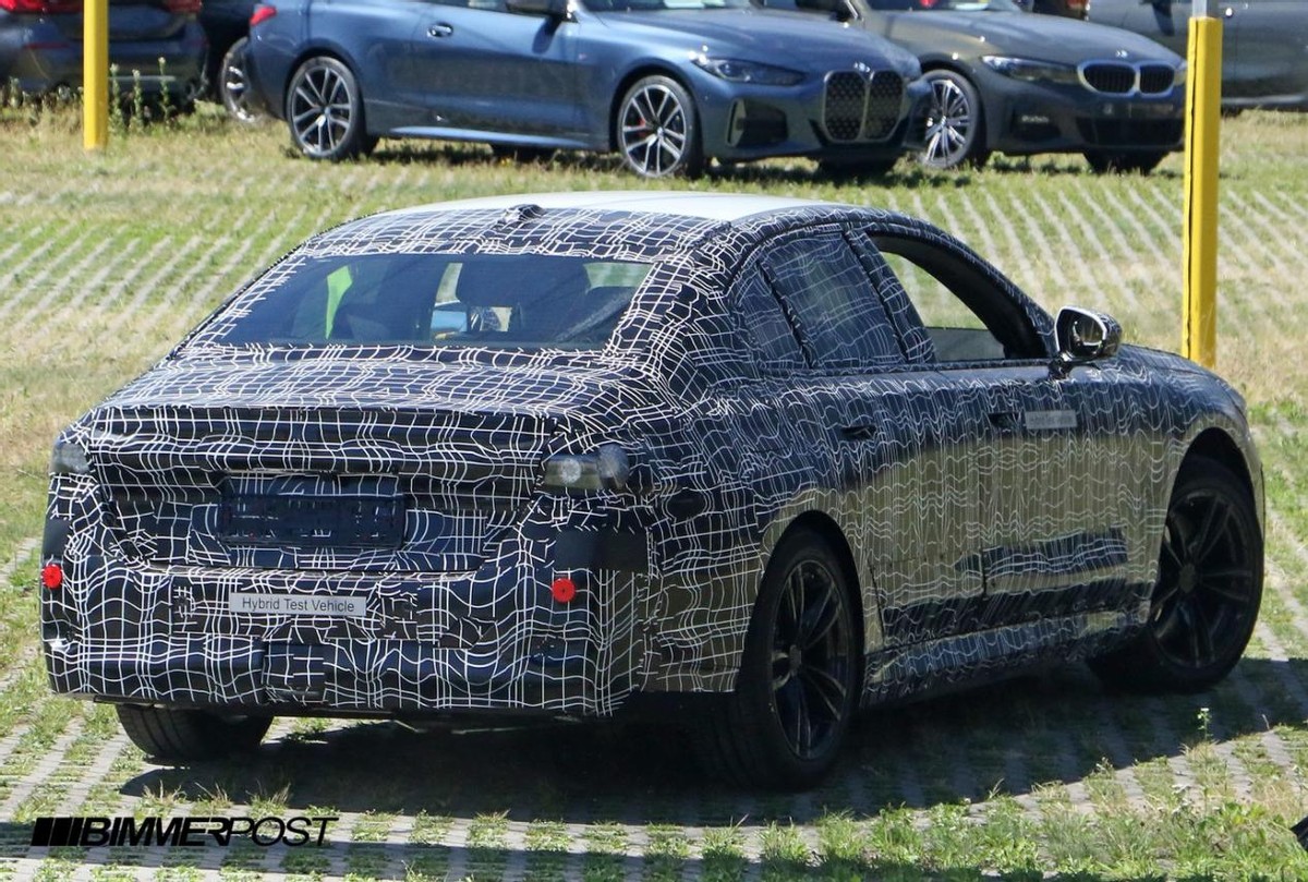 积极拥抱电动化 下一代宝马M5或将搭载插电式混动系统休闲区蓝鸢梦想 - Www.slyday.coM