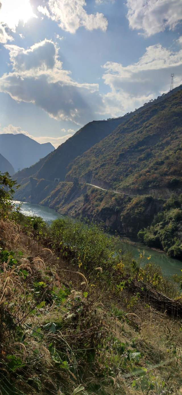 云南昭通自驾游巧家大药山麓江水碧如蓝