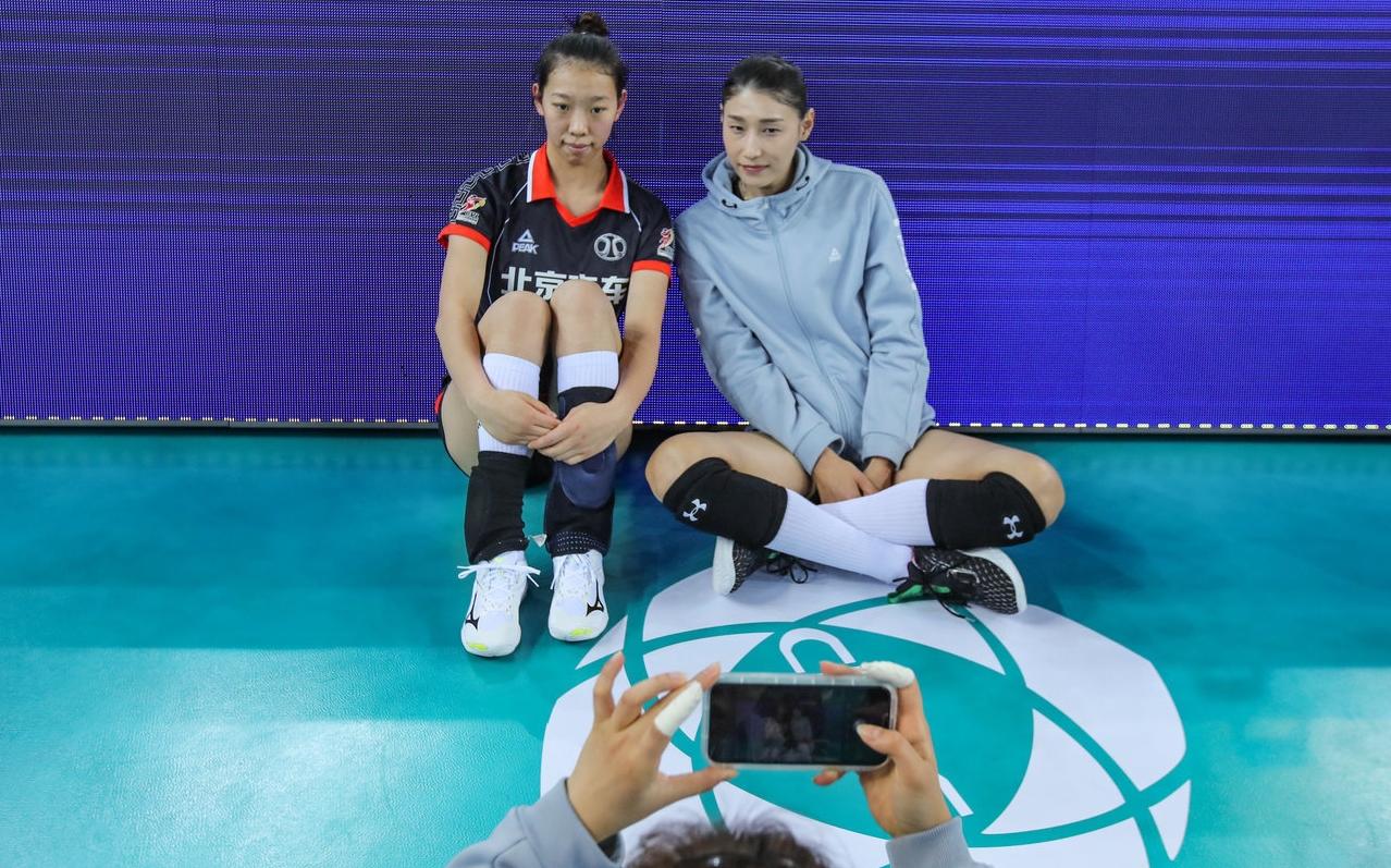 金软景成女排联赛偶像!金哥英姿飒爽,本土球员们争相和她合影!