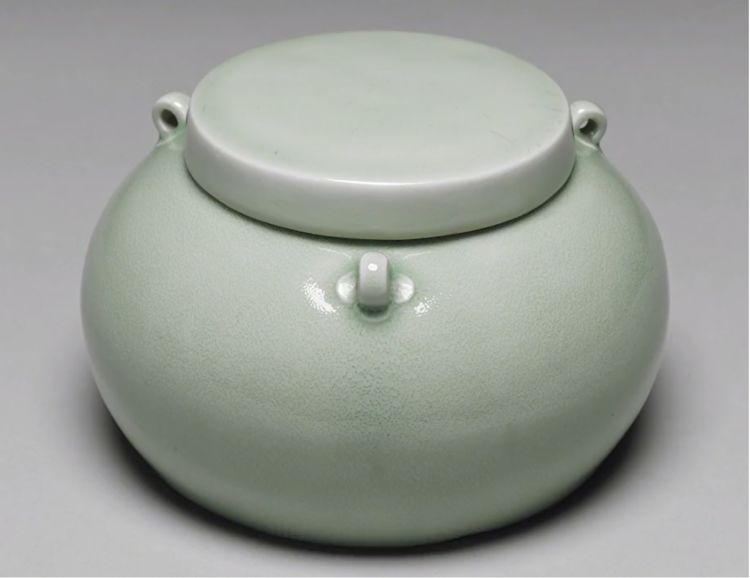 却是暗藏杀机,稍有一些陶瓷知识你就很容易给它归类,没错这是一件青瓷