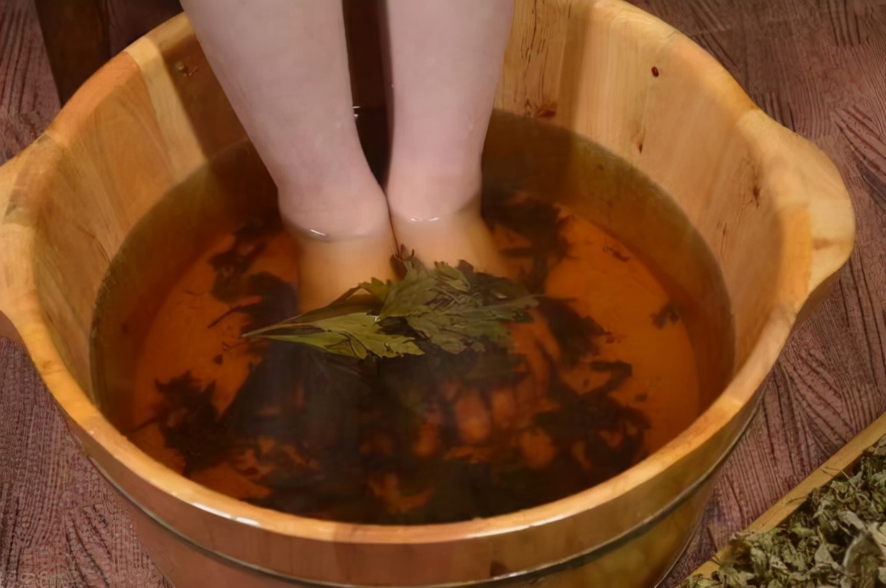 坚持用艾叶水泡脚的人时间一长会怎么样身体或会发生6个变化
