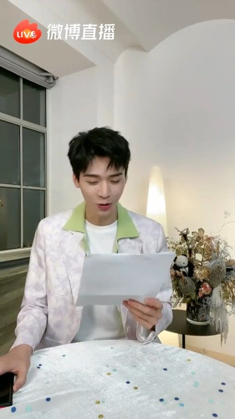 龚俊以前:有一天龚俊唱歌好听上热搜