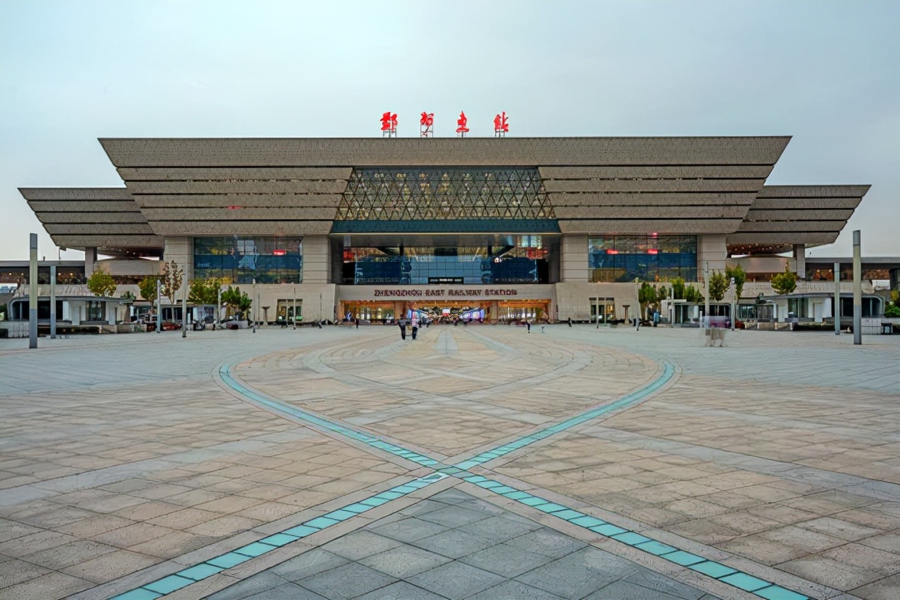 郑州东站停车费一天一夜多少钱郑州东站停车场收费标准2021