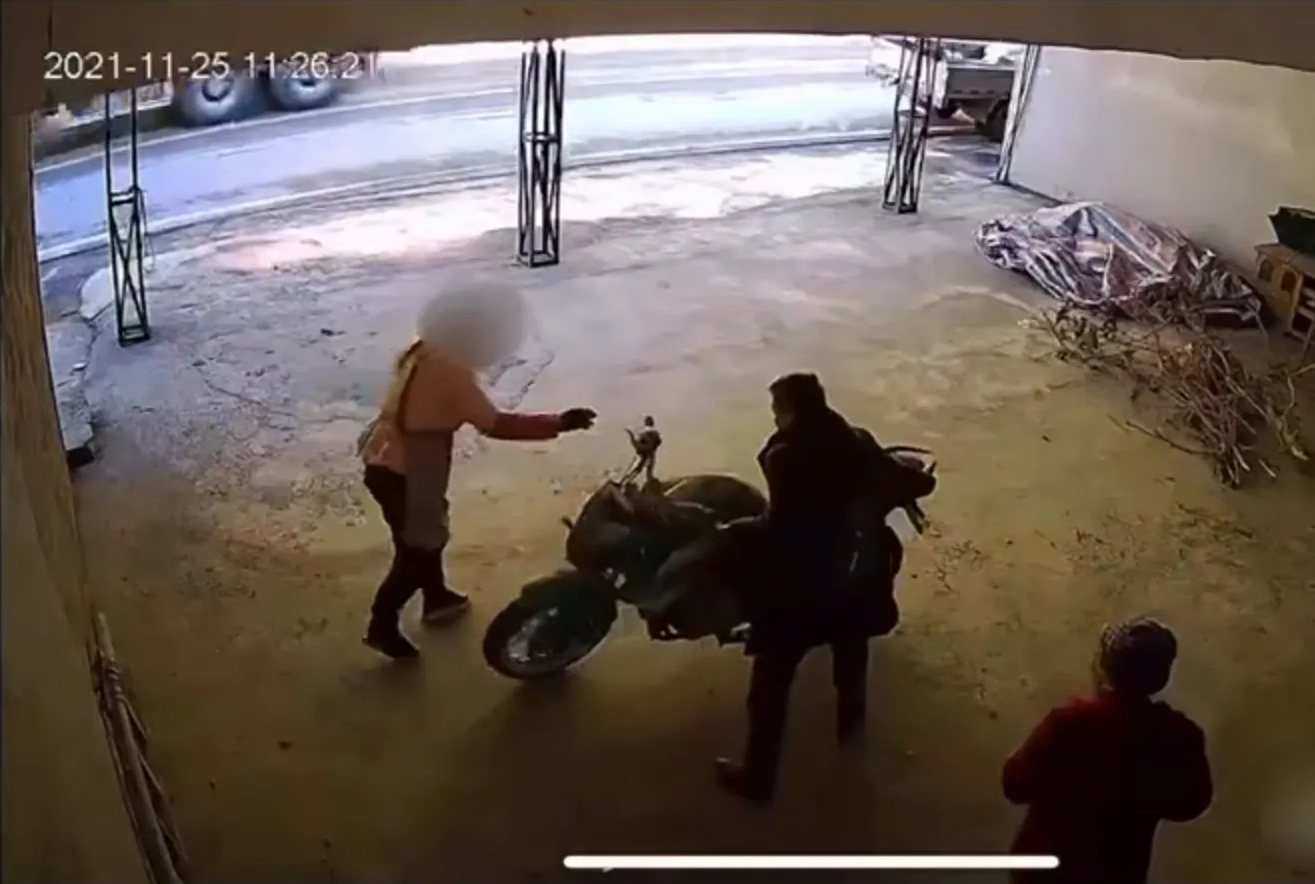 老人卖废品被忽悠，价值9500元的摩托车，让人100元给骗走休闲区蓝鸢梦想 - Www.slyday.coM