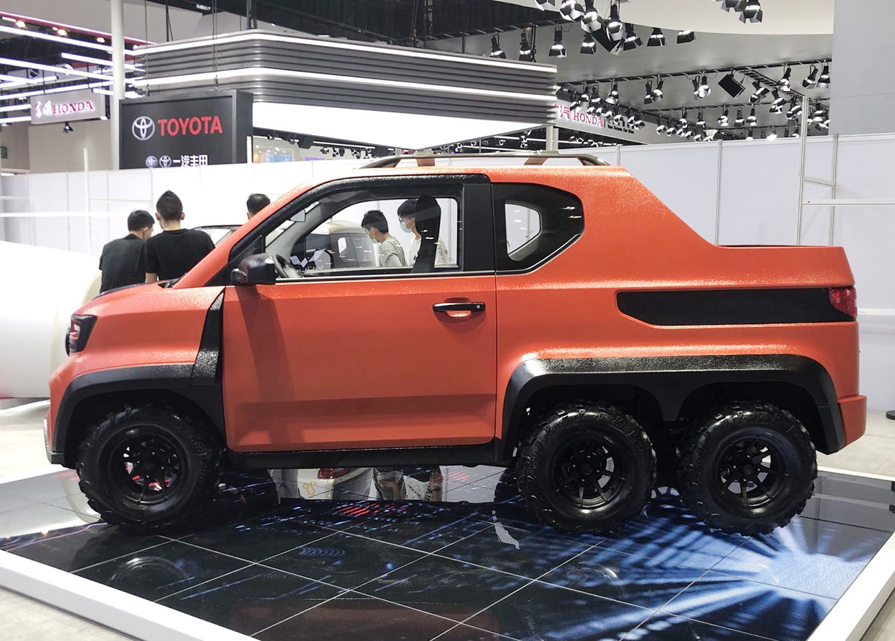 五菱宏光6轮小皮卡实车进店太拉风了网友赶紧照这样量产