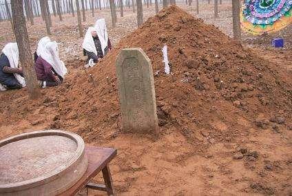 比如,这些乞丐帮人清理祖先坟墓上的杂草,或者是坟墓被雨水冲塌了再将