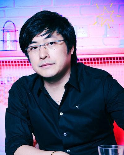 又双叒叕王岳伦酒店门口搭肩搂抱一年轻女子