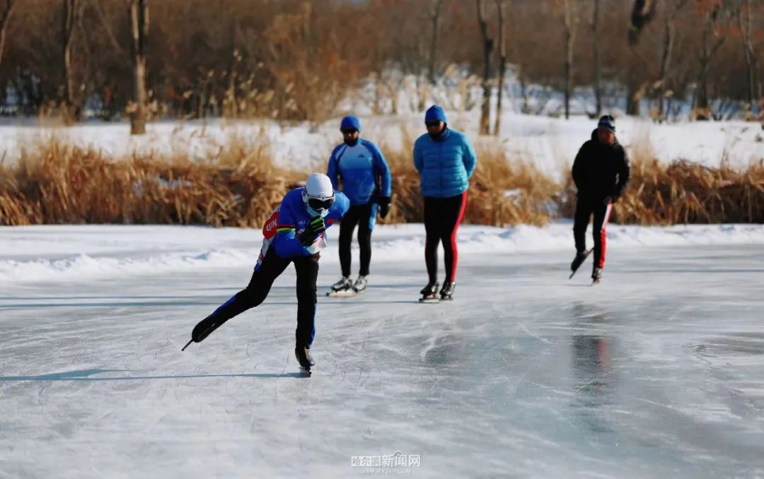 公益冰场滑冰乐,冰城人民真快乐