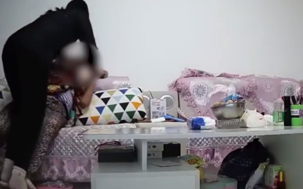 女公务员狂扇年迈母亲耳光，对其威胁：把字给我签上！单位回应：纪检部门已立案休闲区蓝鸢梦想 - Www.slyday.coM