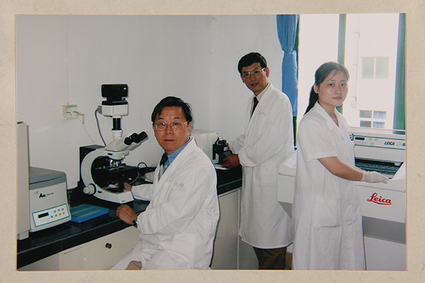 施杞和学生在实验室一起工作。