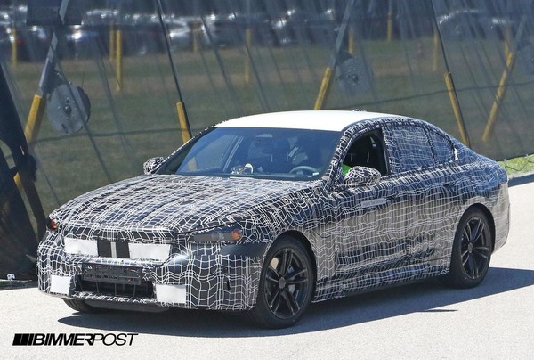 下一代宝马M5曝光 预计2024年亮相 或将使用插电式混动系统休闲区蓝鸢梦想 - Www.slyday.coM