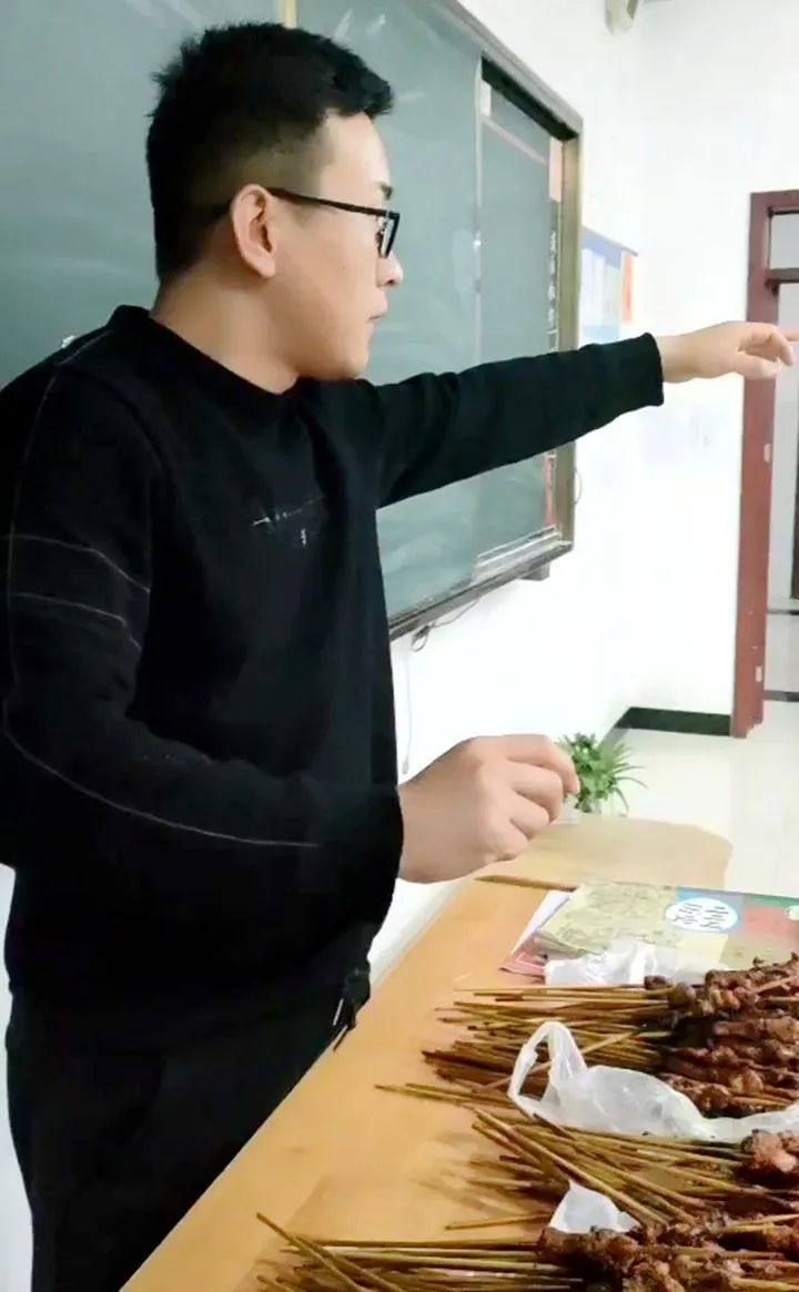 德州一老师请全班学生吃烤串!|德州市_新浪新闻