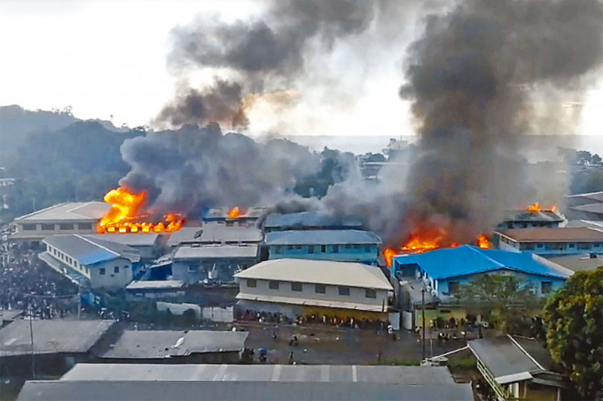 所罗门群岛首都霍尼亚拉的唐人街，有建筑物周四被焚烧