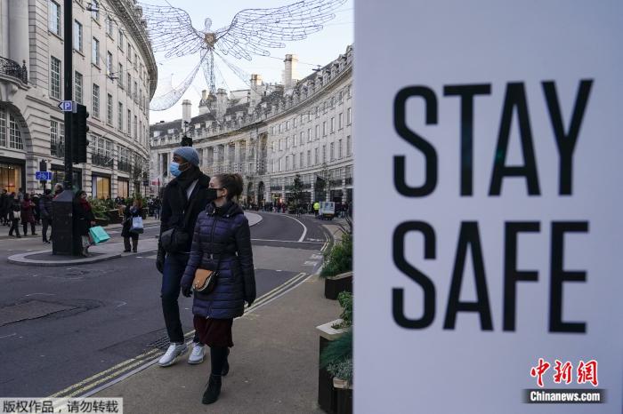 当地时间11月28日，英国伦敦街头，民众佩戴口罩出行。
