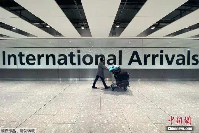 当地时间26日，英国伦敦希斯罗机场入境大厅。