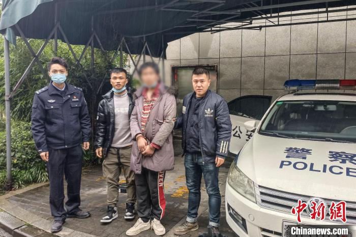 张浩（左二）和当地民众一起将该男子移交到公安机关处理。　武警重庆总队 供图