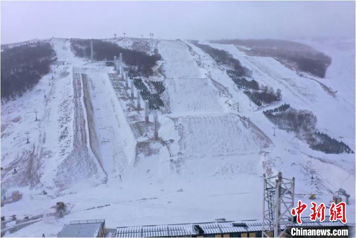 图为张家口赛区云顶滑雪公园雪中的坡面障碍赛道。　束文 摄