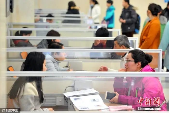 资料图：南京，“迎三八·架金桥·促就业”女性专场招聘周。柳一凡 摄 图片来源：视觉中国