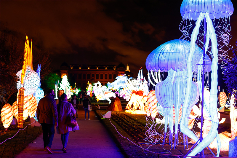 巴黎植物园举办大型灯光展 动物彩灯栩栩如生