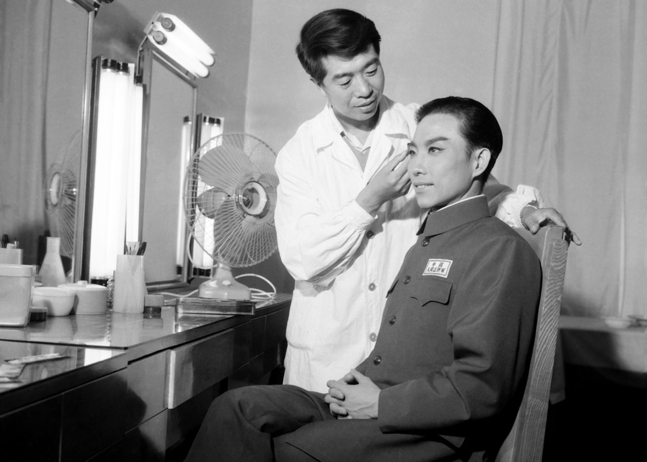 《奇袭白虎团》工作照,张立棠为主演宋玉庆化妆. 长影供图.