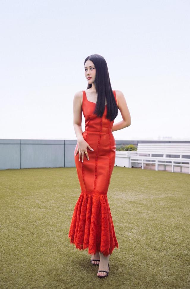 袁娅维真厉害!把皮质红色吊带连衣裙穿出时尚感,显得格外有韵味