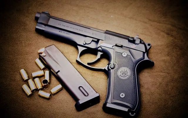 兵王回归?江苏保安小哥公开持枪炫耀:我在缅甸当过雇佣兵!|轻武专栏|缅甸_新浪新闻