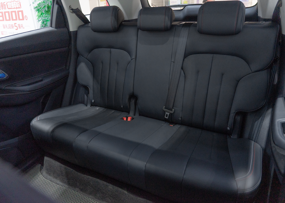 越级科技配置,后排空间感人,实拍2021款长安欧尚x7