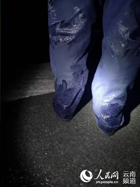 鞋袜湿透,警服结冰……"冻人"交警太暖心