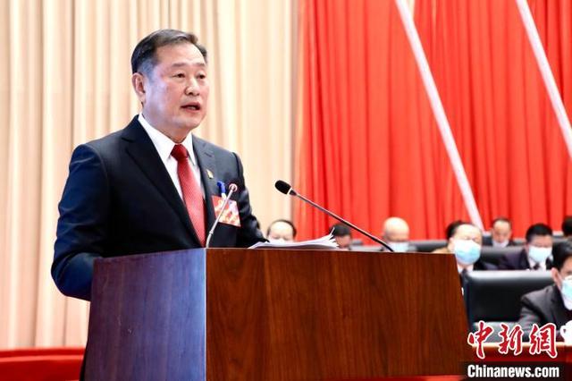 图为宁德市人民政府市长梁伟新作工作报告. 林榕生 摄