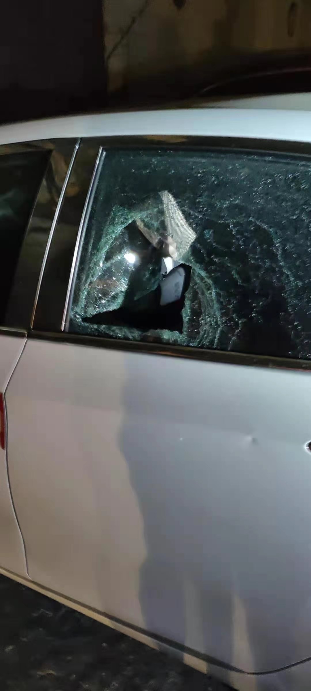 凌晨砸车盗窃财物,塘厦一男子被逮正着