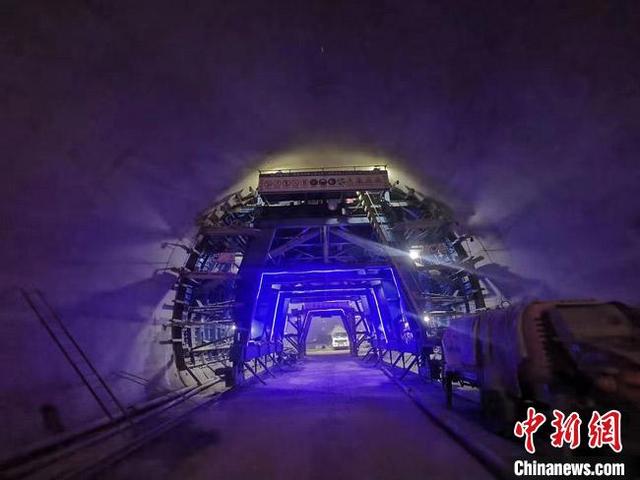 兰州至新疆第二高铁通道兰张三四线首座隧道贯通