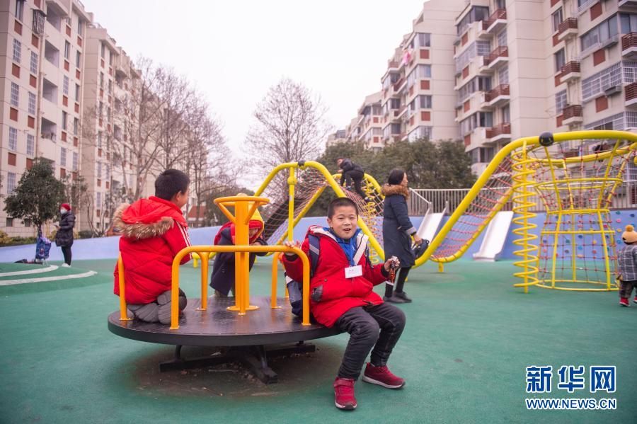  1月5日，在嘉兴市南湖区桂苑社区，孩子们在老旧小区改造后建立的儿童游乐广场上玩耍。新华社发（江汉 摄）