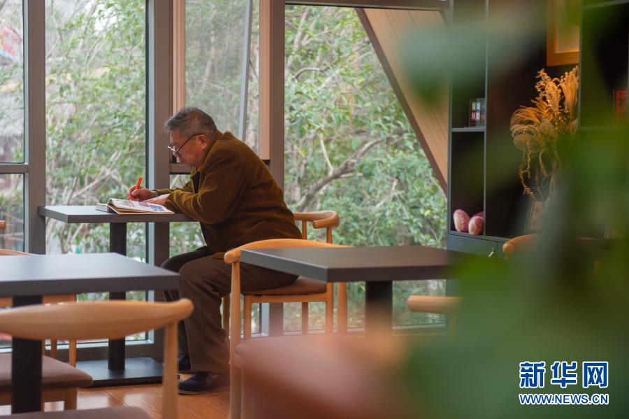 1月5日，在嘉兴市南湖区洪兴路一处城市驿站内，一名老人在阅读书籍。新华社发（江汉 摄）