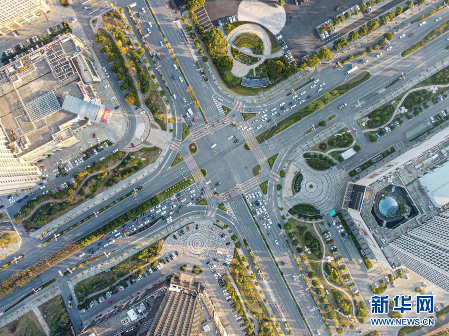 嘉善县嘉善大道与世纪大道路口景观（无人机照片，2020年12月16日摄）。新华社发（江汉 摄）