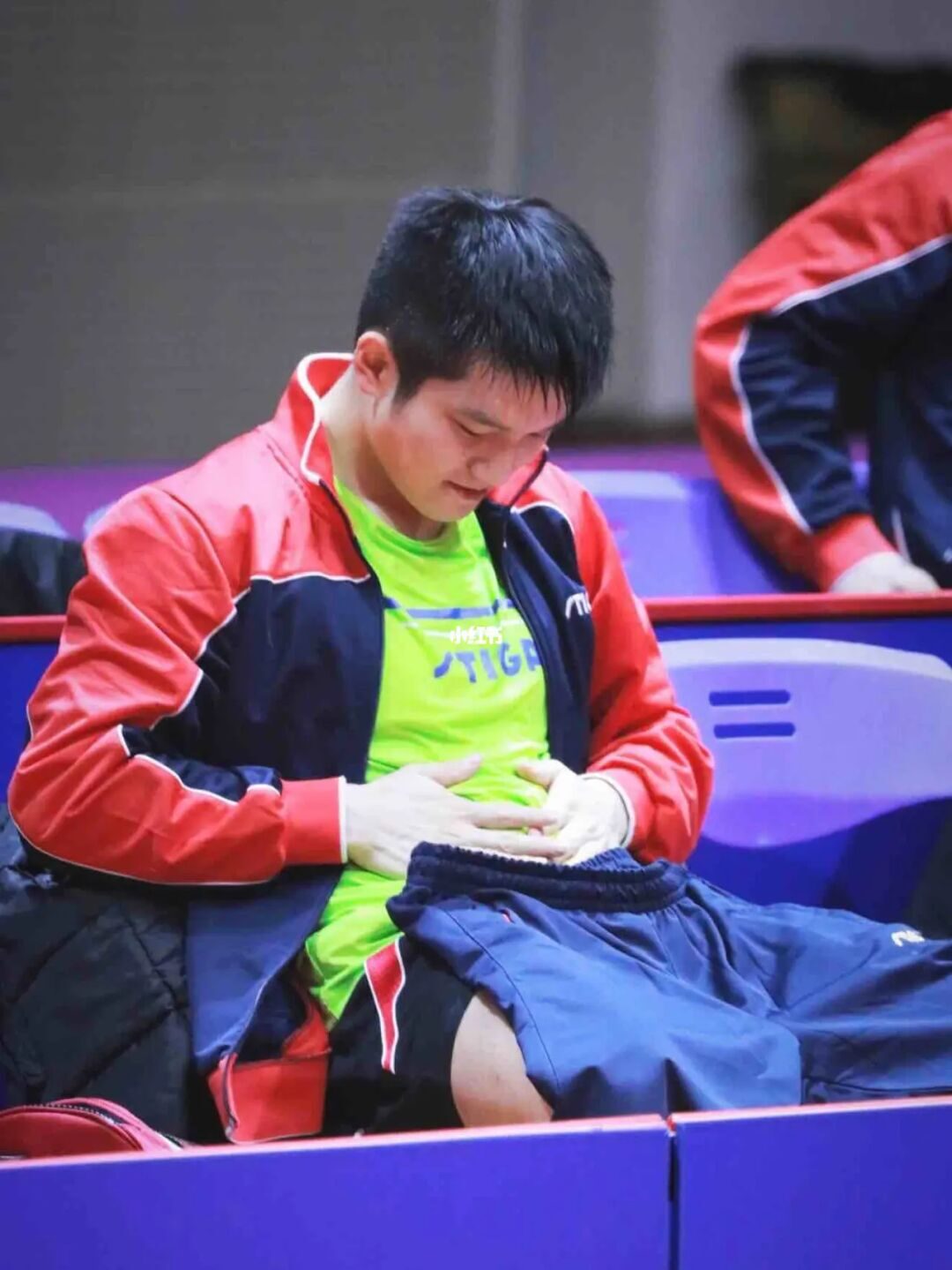 龚振东被奖杯盖砸头,采访时肚子叫,贡献名场面更显可爱了?休闲区蓝鸢梦想 - Www.slyday.coM 龚振东被奖杯盖砸头,采访时肚子叫,贡献名场面更显可爱了?休闲区蓝鸢梦想 - Www.slyday.coM